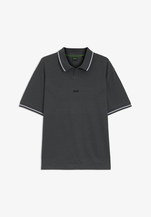 Tummanharmaa lyhythihainen poolopaita, jossa on kuvioitu pintakuvio, musta "BOSS"-logo rinnassa ja valkoiset raidat kauluksessa ja hihansuissa.