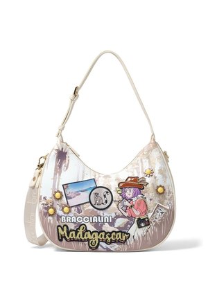Weiße Leder-Schultertasche mit bunten Grafiken, einschließlich einer Figur, einem Lemur, Fotos und dekorativen Akzenten. Der Text "Braccialini Madagascar" ist sichtbar.
