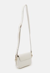 Sac bandoulière en cuir blanc de forme rectangulaire, fermeture à rabat magnétique et sangle ajustable avec des accents en métal doré.