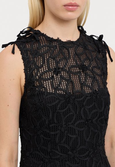 Svart, ærmeløs kjole med intrikate blonder av blomster, teksturert stoff og justerbare båndremmer på skuldrene.