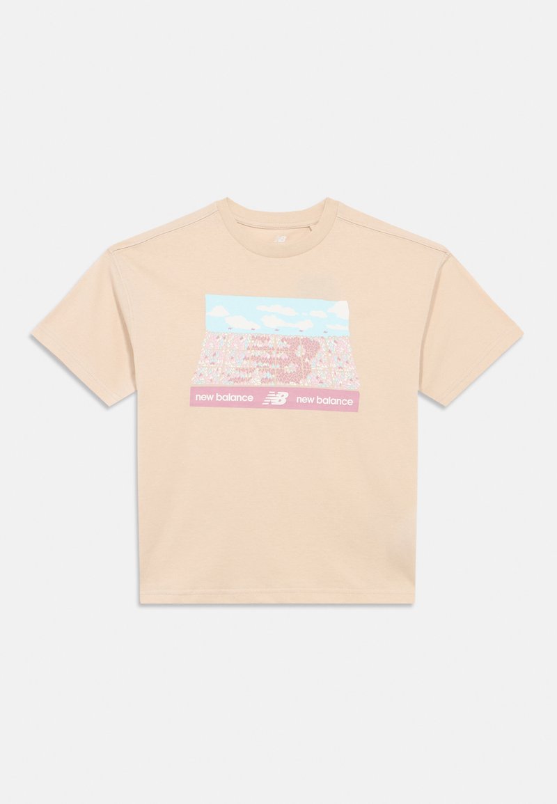 Camiseta beige de New Balance con un gráfico colorido de una multitud en un estadio bajo un cielo azul, con el logo de New Balance y texto.
