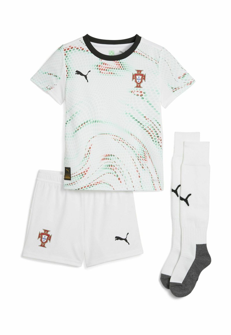 Puma ungdomsfotbollskit med en vit tröja med grön och röd prickmönster, matchande vita shorts och vita strumpor med grå accenter.