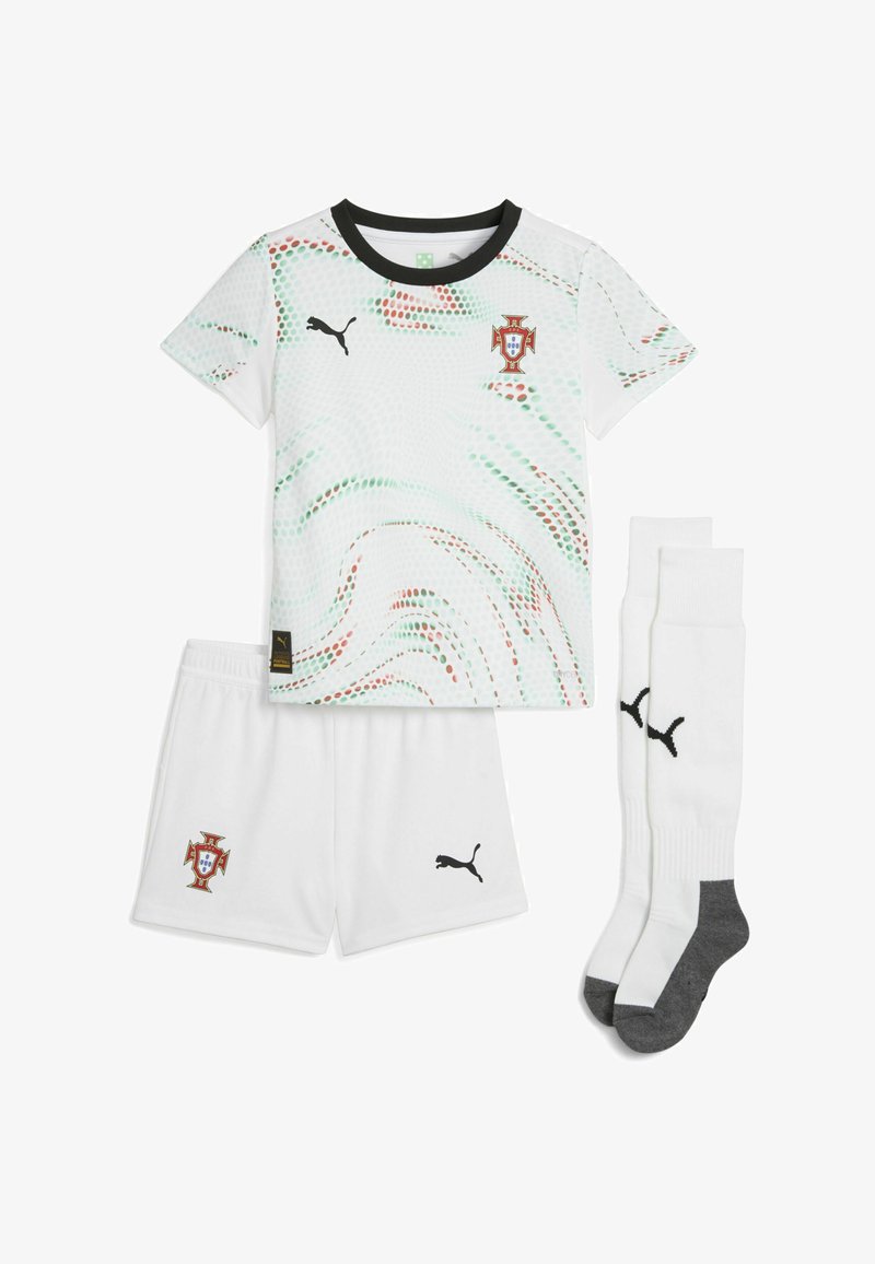 Completo da calcio Puma per ragazzi, con una maglietta bianca a motivo verde e rosso a pois, pantaloni corti bianchi abbinati e calze bianche con dettagli grigi.