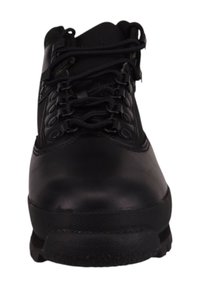 Botte de randonnée en cuir noir avec une surface texturée, œillets en métal ronds, lacets noirs et semelle en caoutchouc robuste pour une meilleure traction.