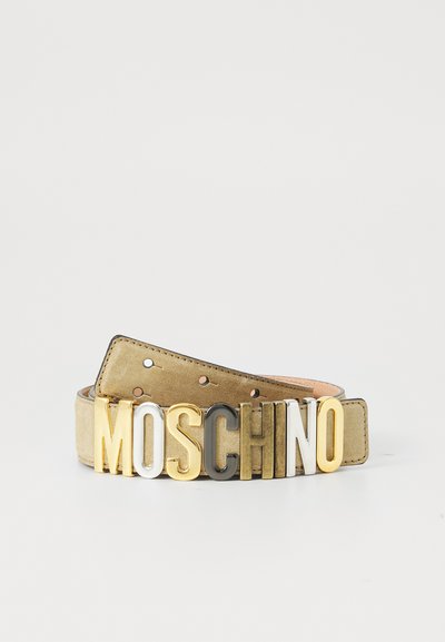 Ceinture en cuir tan avec logo "MOSCHINO" en métal doré, argenté et noir. Présente plusieurs trous pour l'ajustement et une texture lisse.