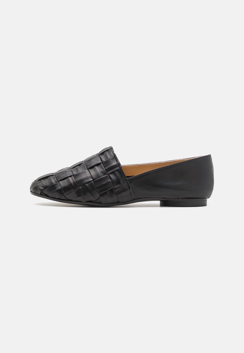 Chaussure plate noire à enfiler avec devant en cuir tressé et talon en cuir lisse, bout pointu et petit talon sur fond blanc.