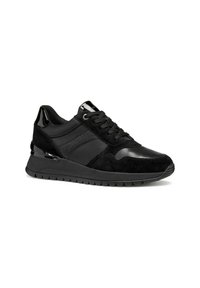 Sneaker noir présentant un mélange de cuir lisse et de textures en daim, bout arrondi, design à lacets, et un accent brillant sur le talon.