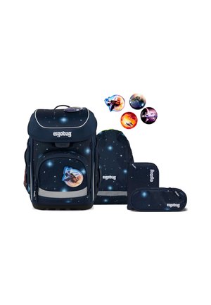 Sac à dos bleu marine comprenant un design cosmique avec des éléments spatiaux, des accents réfléchissants et trois accessoires : une trousse et deux sacs.