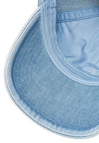 Cappellino in denim azzurro chiaro con visiera curva e dettagli cuciti; texture morbida e fodera interna visibile.