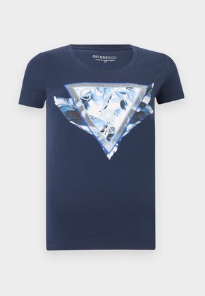 Dunkelblaues T-Shirt mit kurzen Ärmeln und großem dreieckigem GUESS-Logo, das auf der Vorderseite mit blauen und weißen Feder-Mustern verziert ist.