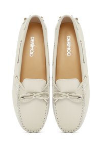 Zapatos mocasines de cuero blanco con punta redonda, lazo decorativo, costuras en contraste y un suave forro interior.