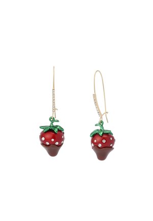 Boucles d'oreilles à crochet doré avec breloques fraises rouges, dessus verts et ornements en cristal clair sur les crochets et les fruits.