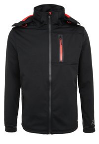 Chaqueta softshell negra con cuello alto, acentos rojos, bolsillo en el pecho con cremallera y bolsillos laterales. Presenta una textura suave y duradera.