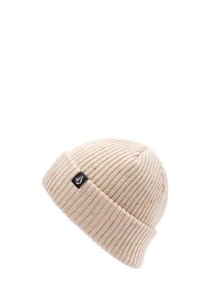 Bonnet beige en maille côtelée avec revers plié et petite étiquette noire du logo sur le revers, sur fond blanc.