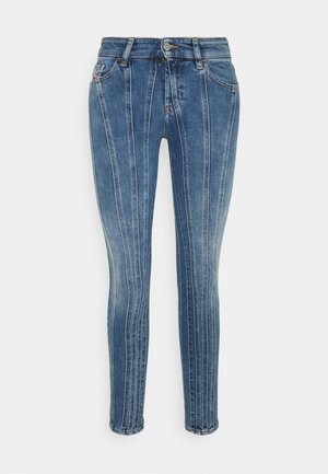 Niebieskie dżinsy skinny z pionowymi przeszyciami, zapinane z przodu na guzik i zamek błyskawiczny, z pięcioma kieszeniami.