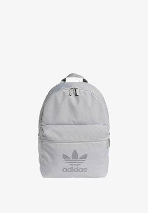 Zaino in tessuto grigio con doppia cerniera, tasca frontale e un grande logo Adidas in grigio scuro. Forma arrotondata e maniglia superiore imbottita.