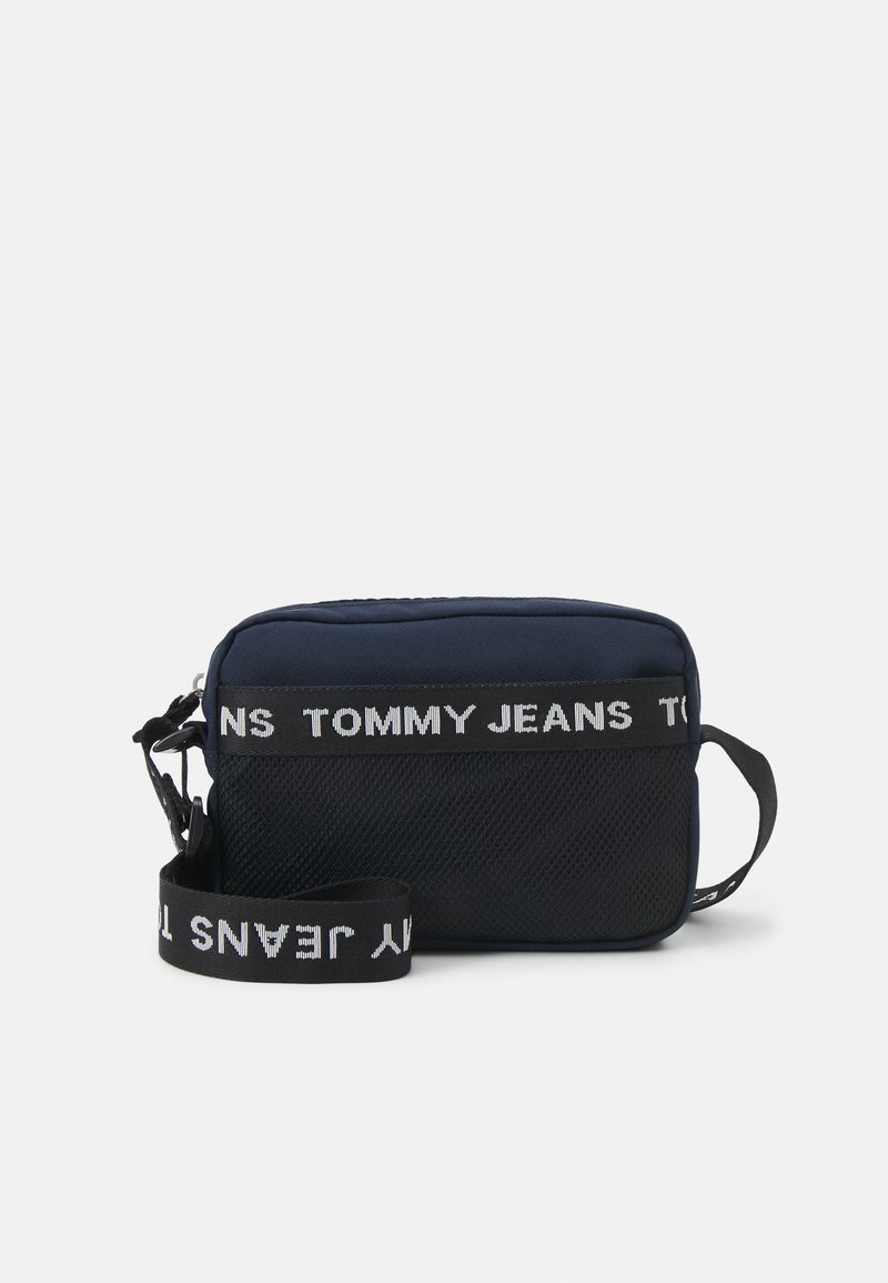 Tommy Jeans ESSENTIAL CAMERA UNISEX Ta ka S P n m Popruhem tommy-jeans-essential-camera-unisex-ta-ka-s-p-n-m-popruhem