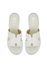 Witte leren slidesandalen met een brede band met uitsnijdingen, een lichtbeige inlegzool en een lichtblauwe zool.