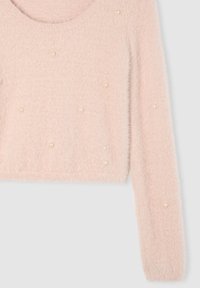 Jasnoróżowy, krótki sweter wykonany z miękkiego, puszystego materiału. Posiada okrągłe perłowe ozdoby rozsiane na powierzchni.