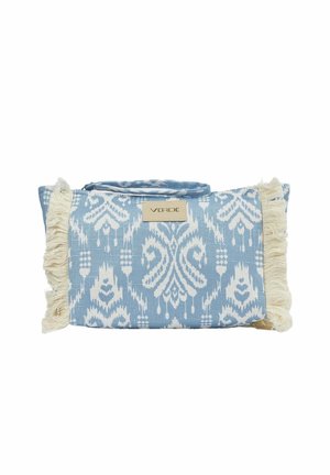 Pochette en tissu à motifs bleu et blanc avec franges crème sur les côtés et une petite étiquette beige « VERDE » à l'avant.