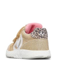 Chaussure dorée pour enfant avec semelle blanche, languette de talon imprimée léopard, doublure intérieure rose et bande Velcro.