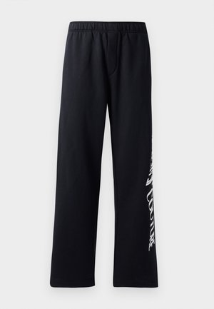 Czarne bawełniane dresy z elastycznym pasem, szerokimi nogawkami i białym nadrukiem graficznym na lewej nogawce. Gładka tekstura i casualowy design.