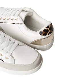 Sneaker bianche con una punta in suede grigio texture, dettagli dorati, un tallone in stampa leopardata e lacci bianchi. Presentano una parte superiore in sintetico liscio e suola in gomma.
