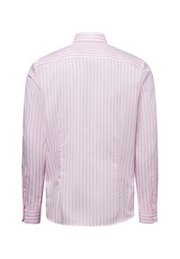 Camicia da uomo in rosa chiaro con righe verticali bianche, dotata di colletto classico, maniche lunghe e polsini con bottoni. Tessuto di cotone liscio.