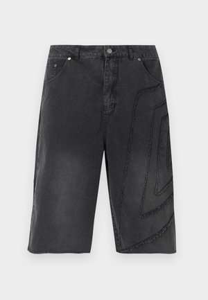 Μαύρα τζιν σορτς έως το γόνατο με πέντε τσέπες, κούμπωμα με κουμπί και γεωμετρικό ραμμένο σχέδιο στο δεξί πόδι.