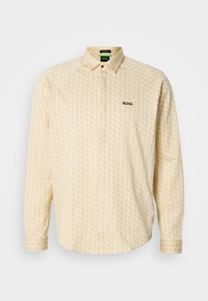 Camicia beige a maniche lunghe con un motivo geometrico ripetuto, colletto con bottoni e logo ricamato "BOSS" sul lato sinistro del petto.