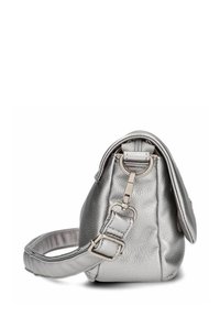 Borsa a tracolla in pelle argentata con forma strutturata, tracolla regolabile, accessori metallici e chiusura a patta singola. Dettagli della superficie testurizzata visibili.