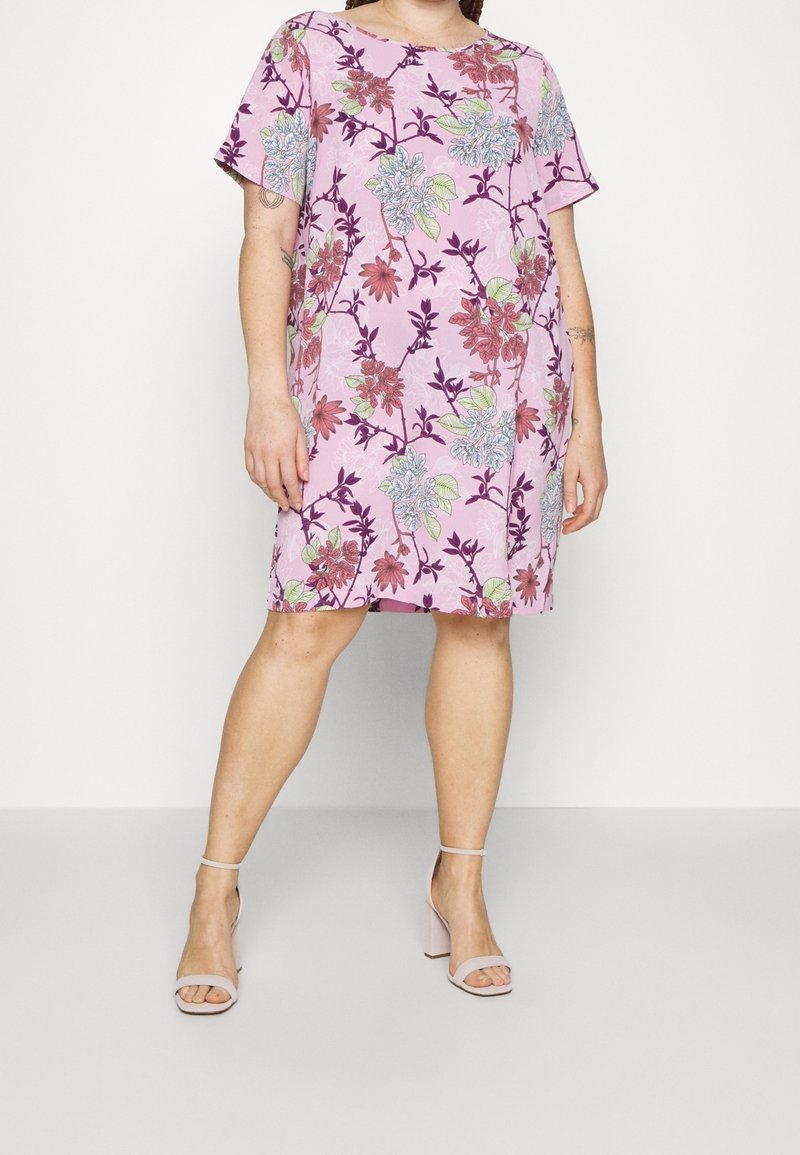 Šaty s květinovým potiskem v světle růžové barvě, krátké rukávy, volný střih, s různobarevnými květinovými vzory na texturovaném pozadí.