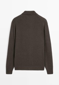 Tmavě hnědý pletený svetr s dlouhým rukávem, s žebrovaným límcem, manžetami a horní částí zad, položený rovně na břiše.