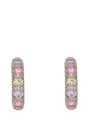 Cercei hoop din argint decorați cu pietre prețioase rotunde alternante roz, mov și galben, fiecare înconjurată de cristale clare mici.