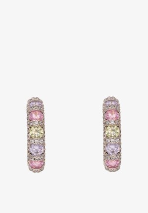 Srebrne kolczyki koła z naprzemiennie ułożonymi okrągłymi różowymi, fioletowymi i żółtymi kamieniami szlachetnymi, każdy otoczony małymi przejrzystymi kryształami.