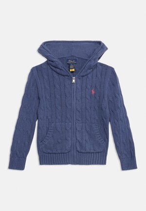 Blå kabelstrikket hættetrøje med lynlås, forlommer og lyserødt Polo Ralph Lauren-logo på venstre bryst.