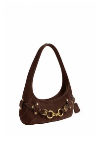 Sac à bandoulière en daim marron avec une large sangle, des anneaux et boucles métalliques dorés, et des détails cousus.