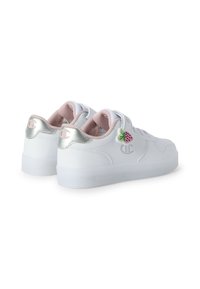 Białe sneakersy z srebrnymi akcentami i teksturowaną powierzchnią, wyposażone w różową siateczkową podszewkę oraz zawieszkę w kształcie truskawki z boku.