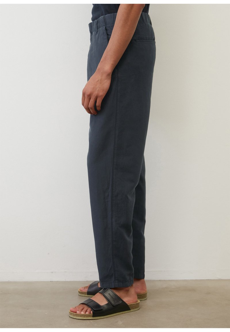 Herren Trainingsanzüge | Marc O'Polo MODELL BELSBO Jogginghose dark navy/blau - WJ77377 Herren Trainingsanzüge | Marc O'Polo MODELL BELSBO Jogginghose dark navy/blau - WJ77377