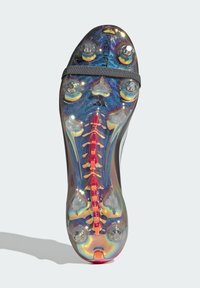 Suela de bota de fútbol con un acabado translúcido e iridiscente; presenta tacos transparentes y un diseño texturizado en azul y rojo.