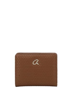 Portafoglio marrone intrecciato in pelle con un piccolo emblema metallico a forma di "a" minuscola al centro della parte anteriore.