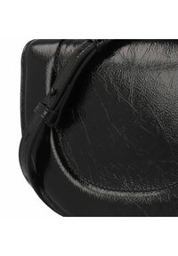 Borsa a tracolla in pelle nera con finitura texture, caratterizzata da una forma curva liscia e una sottile tracolla regolabile. Nessun hardware visibile.