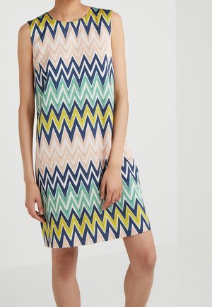 Sukienka bez rękawów z zygzakowatym wzorem w pastelowych kolorach różu, zieleni, żółci i granatu. Posiada okrągły dekolt i luźny fason.