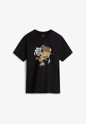 Svart bomullströja med en tecknad grafik av en pizzakaraktär på en skateboard, med färgglada accenter och texten "VANS Vill du ha en pizzabit av mig?"