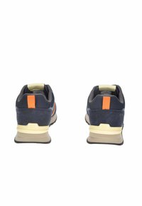 Sneakers in suede blu navy con dettagli arancioni, rete traspirante, colletto imbottito e suola in gomma testurizzata. La vista posteriore mostra il marchio sul tallone.