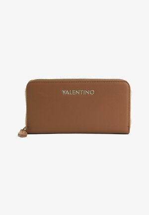 Braune Lederbörse mit Reißverschluss, goldenes "VALENTINO"-Logo auf der Vorderseite, mit glatter Textur und rechteckiger Form.