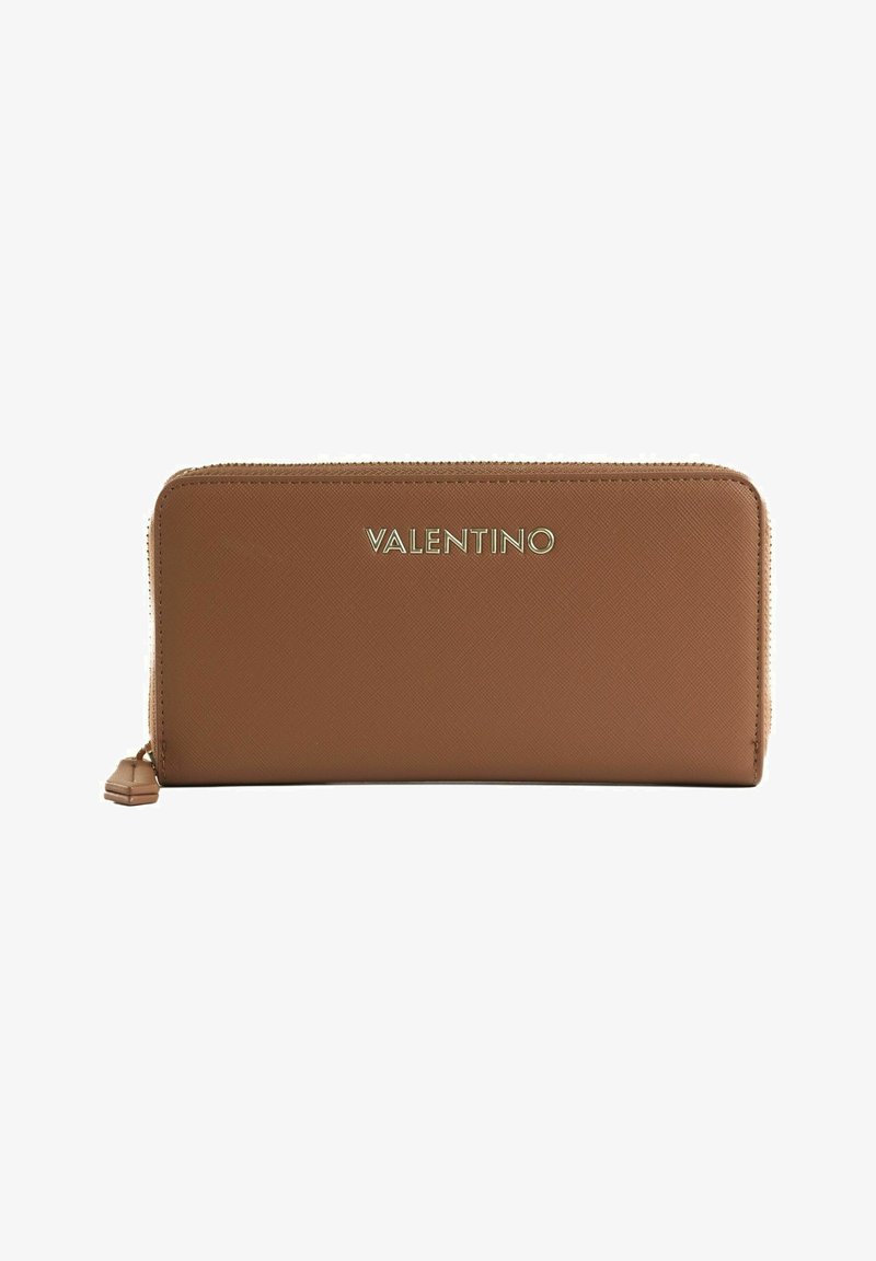 Brązowy skórzany portfel z zamknięciem na zamek, złote logo "VALENTINO" z przodu, o gładkiej fakturze i prostokątnym kształcie.