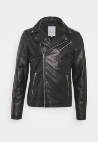 Černá kožená motorka s asymetrickým zipem, zipovou kapsou na hrudi a stříbrnými druky na klopě.