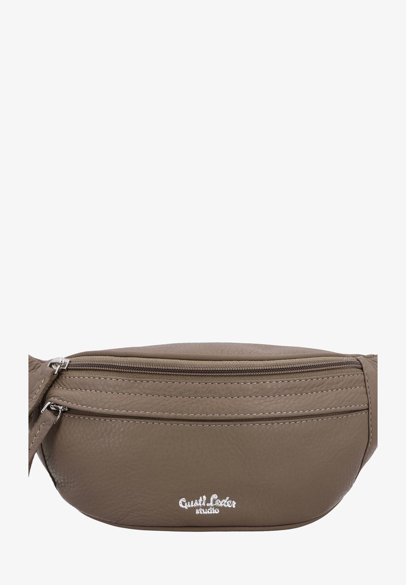 Opasoková taška z taupe kože s dvoma vreckami na zips a bielym logom "Quast Leder studio" na prednej strane v strede.