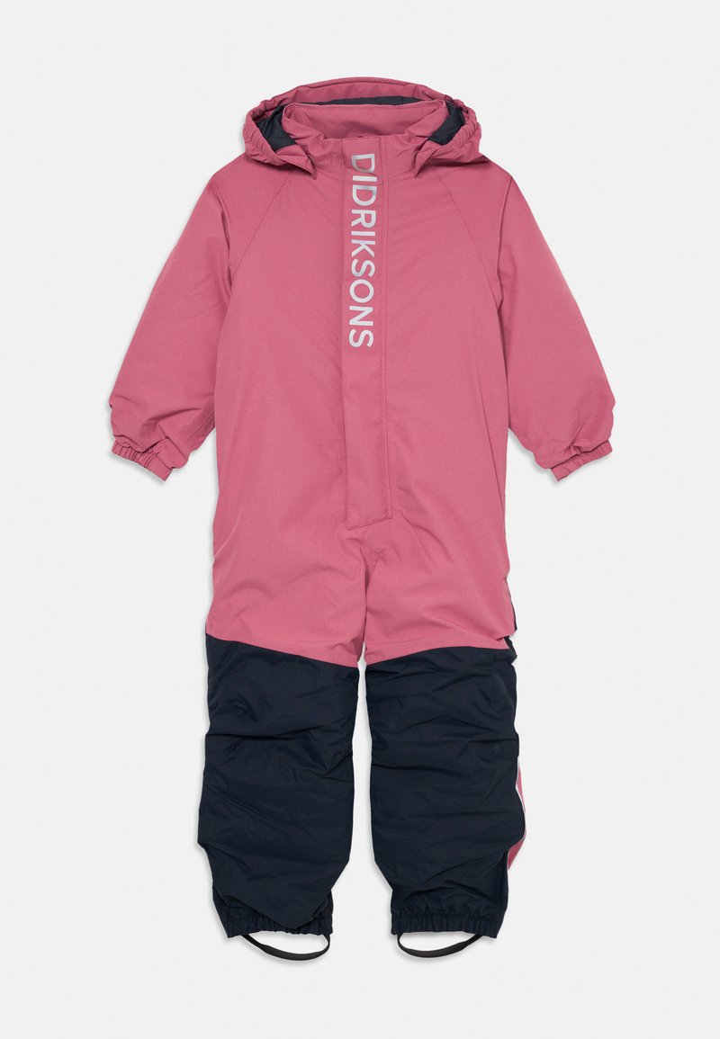 Rosa vanntett sn overall med marineblå nederdel, elastiske mansjetter og logo-tekst foran. Har hette og forsterkede fotstropper.